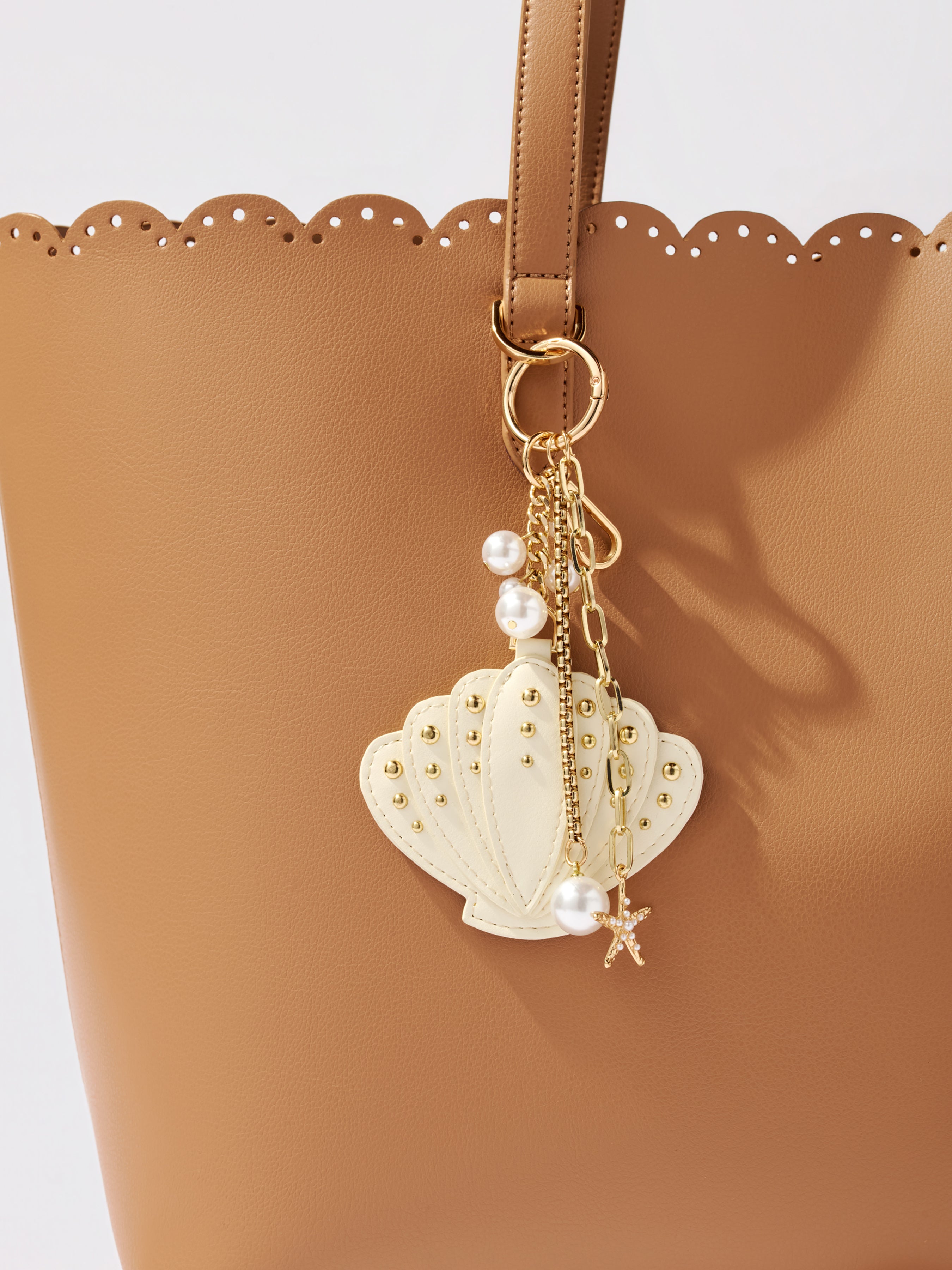 Shiraleah Seashell Bag Charm/Key Ring, Ivory