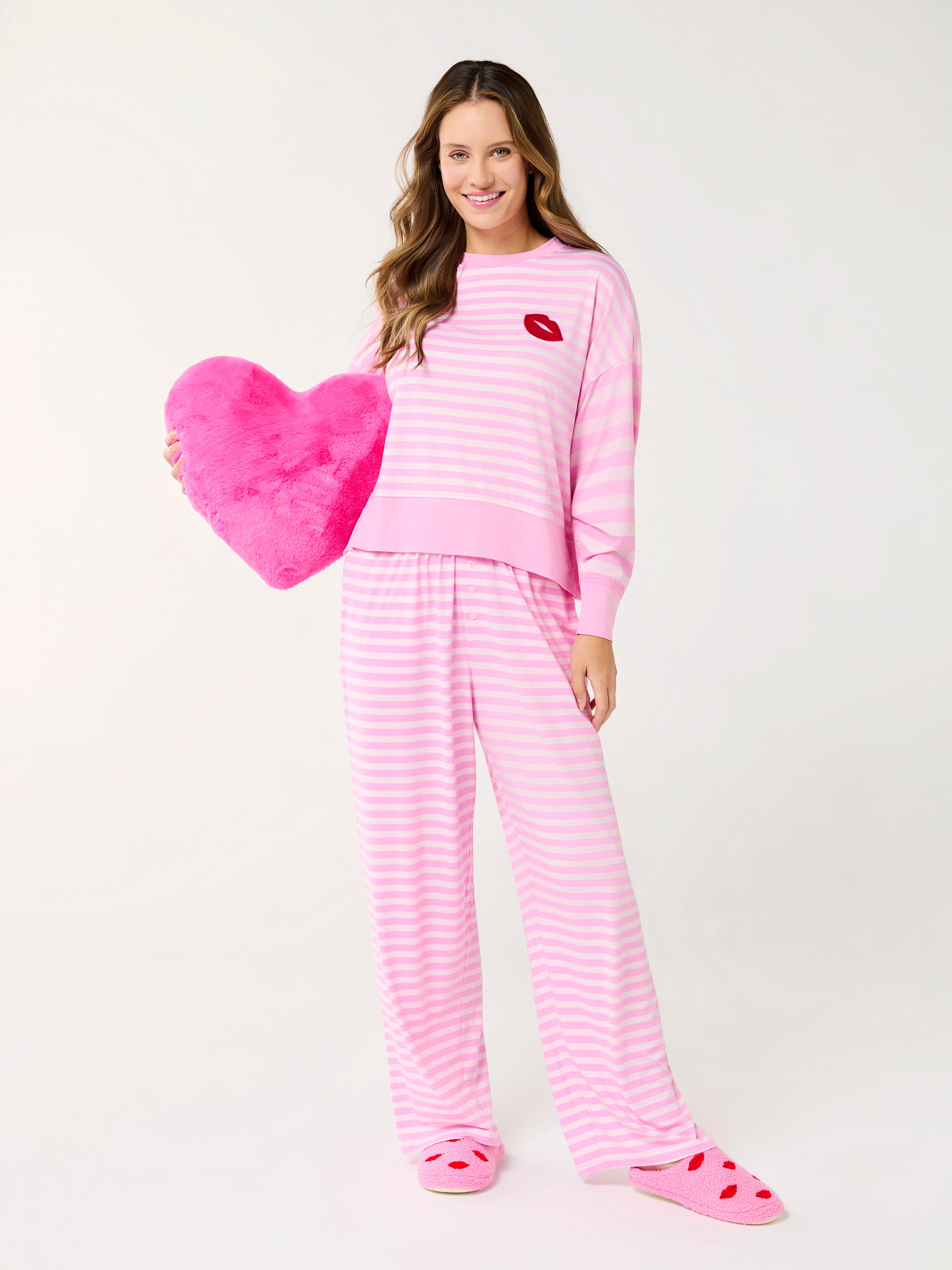 Shiraleah Jovi Heart Pillow PINK