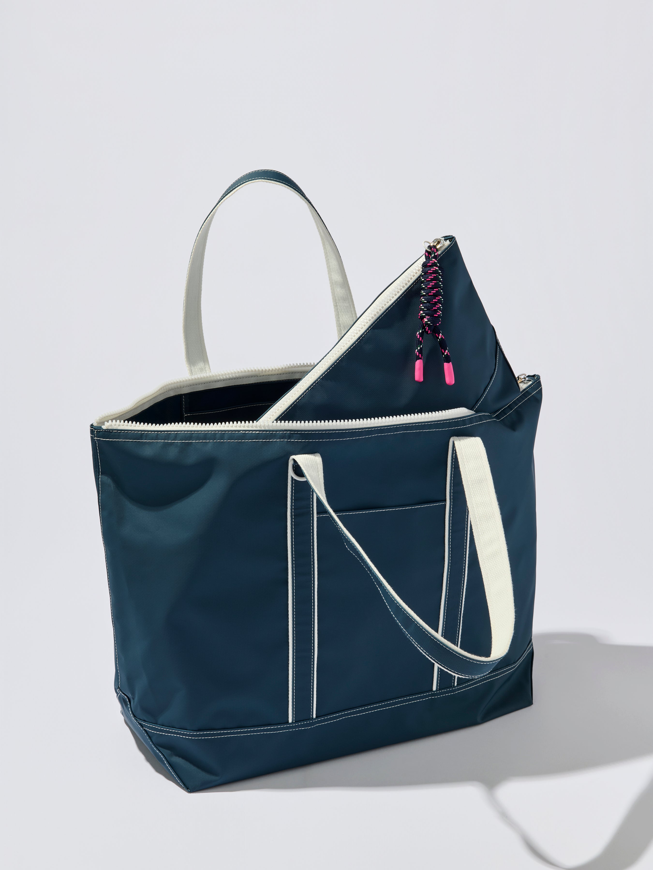 Shiraleah Port Water Resistant Zip Pouch NAVY