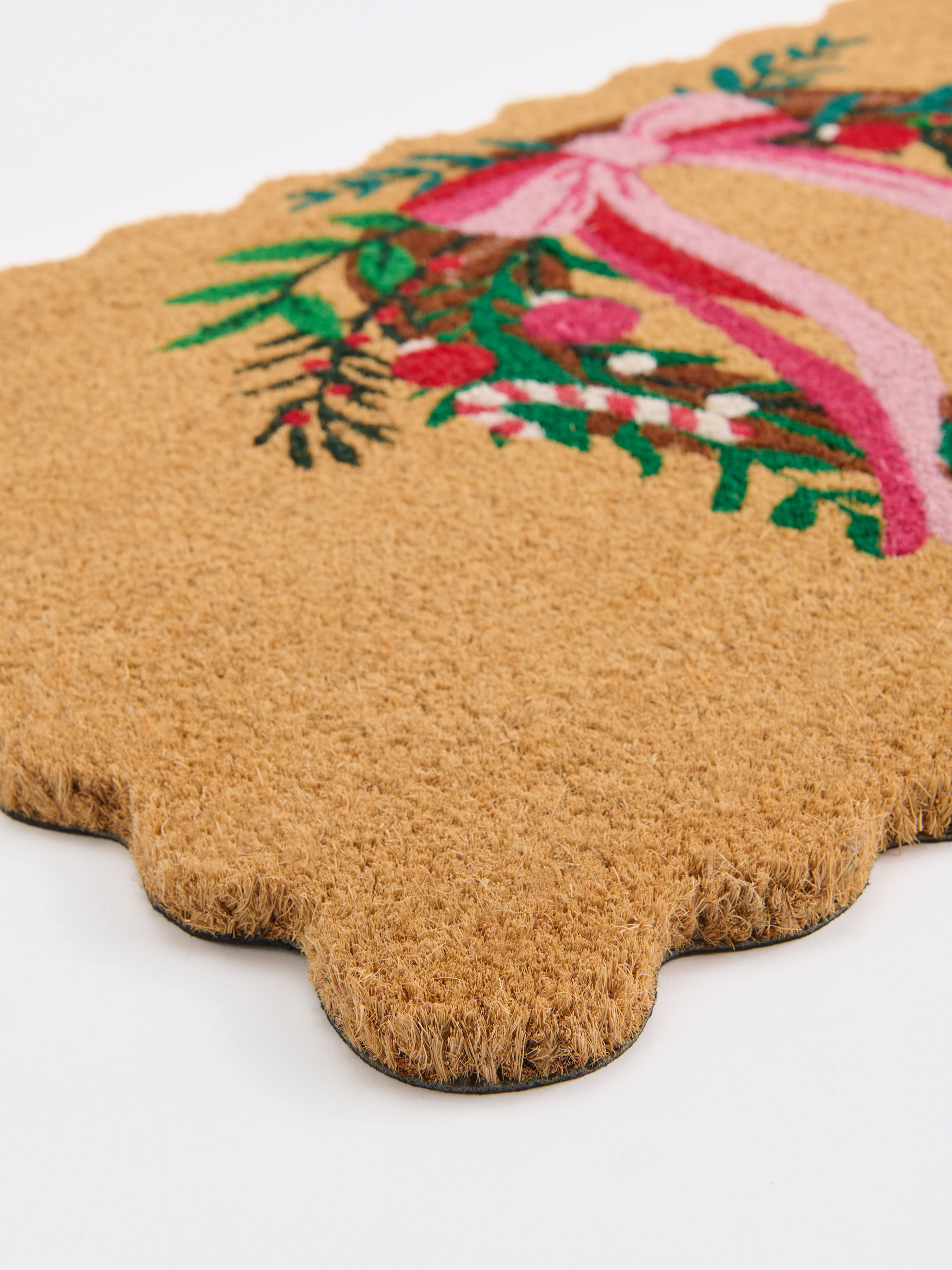Shiraleah Wreath Scalloped Doormat, Natural