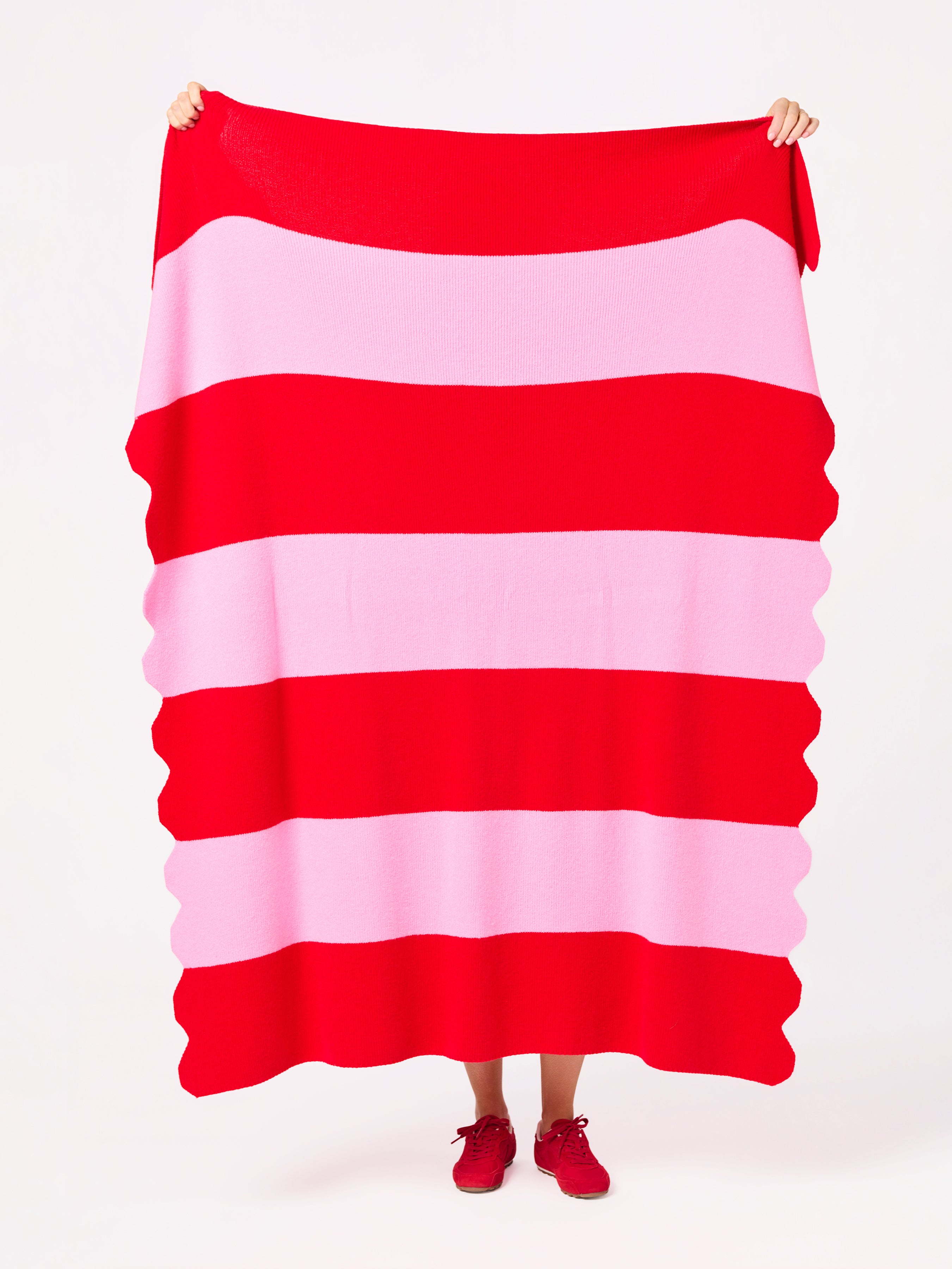 Shiraleah Scala Throw RED / OS