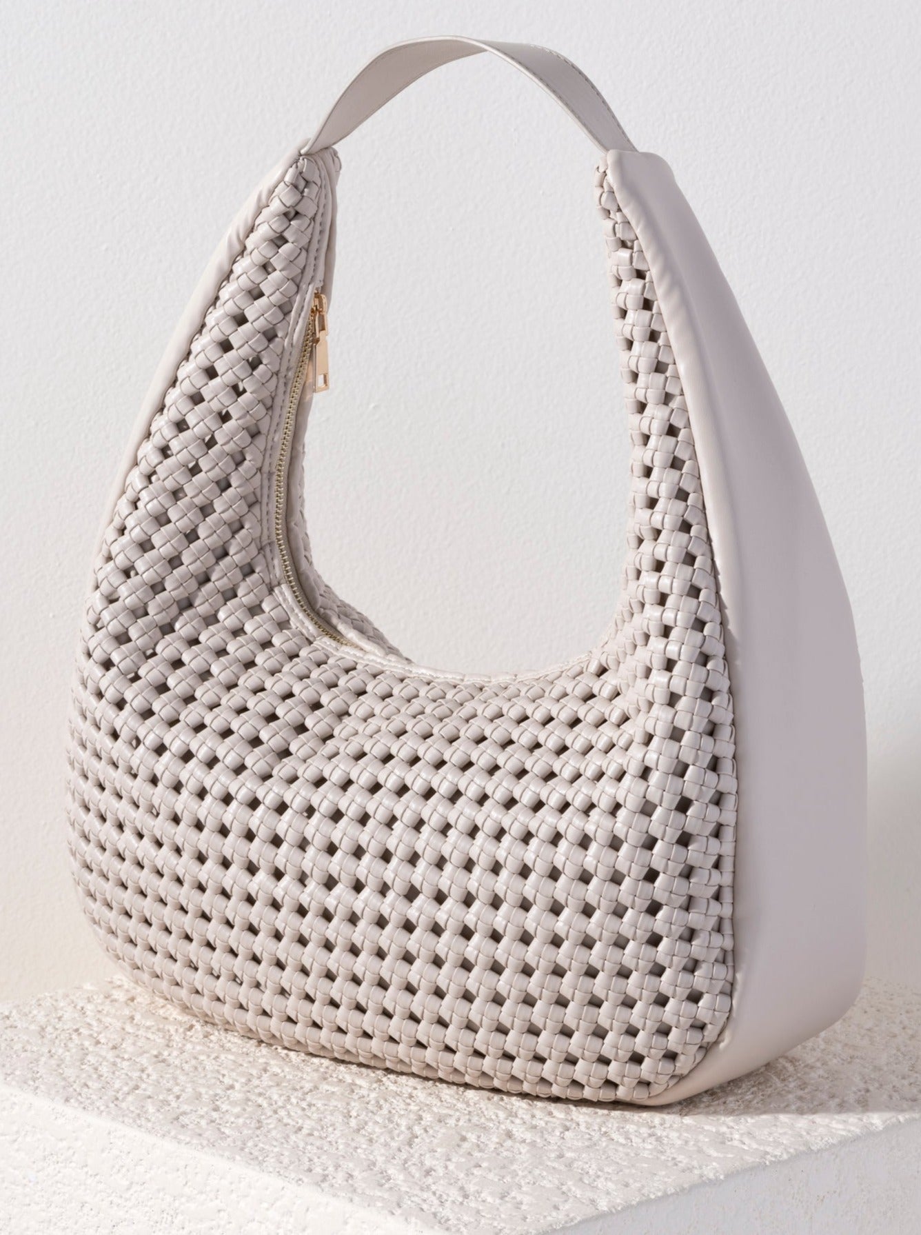 Carry all of your summer essentials in style with Shiraleah's Monroe Hobo. Made of elegant handwoven vegan leather, this purse is your new favorite summer handbag. Its single shoulder strap allows you to wear it easily over your arm. Pair with other items from Shiraleah to complete your look!
