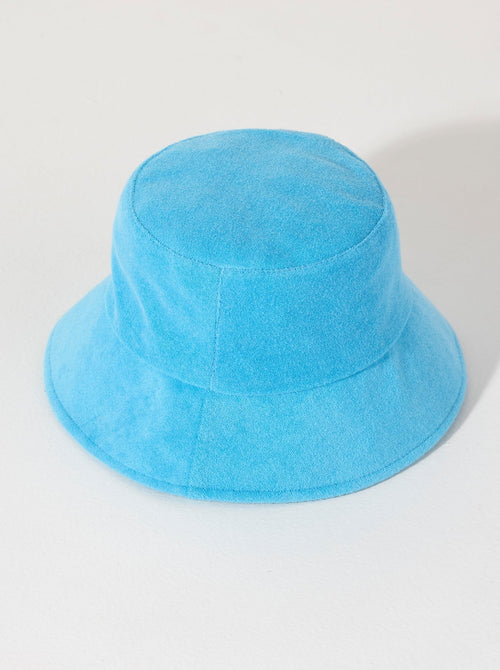 Keep your head cool and dry this summer with Shiraleah's Sol Bucket Hat. Made from soft and absorbent cotton terry, this hat is the perfect poolside companion. Its bright turquoise color matches the rest of Shiraleah's Sol collection. Pair with other items to complete your look!
